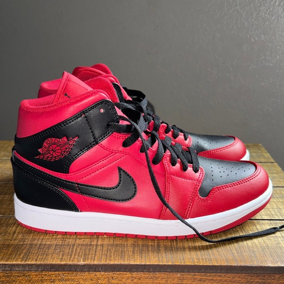 Women’s Air Jordan 1 Mid Sneakers in Black/ Gym Red. Women’s 9.5/ Men’s 8 - Picture 4 of 7